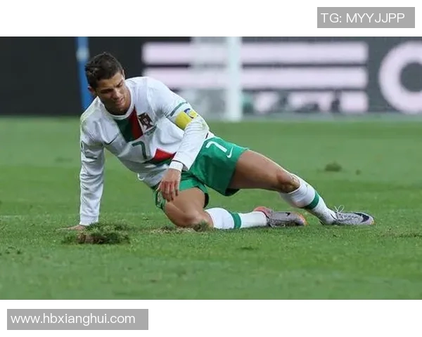 外国街头足球明星技能测试引发路人惊叹与欢笑的精彩瞬间