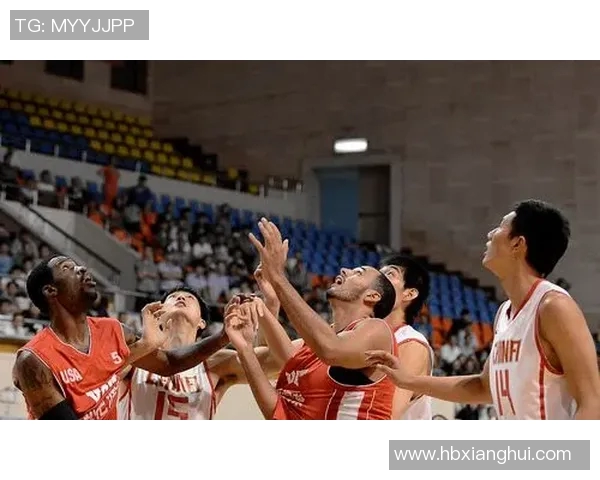 足球明星与观众激烈对骂引发热议赛场内外情绪高涨与争议不断